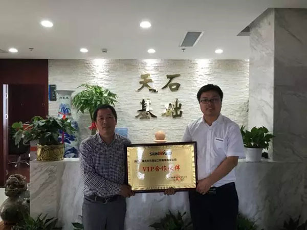 一路相隨，山河智能伴他功成名就