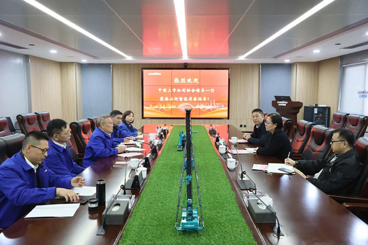 中國上市公司協(xié)會(huì )黨委委員、副秘書(shū)長(cháng)劉翠蘭一行調研山河智能