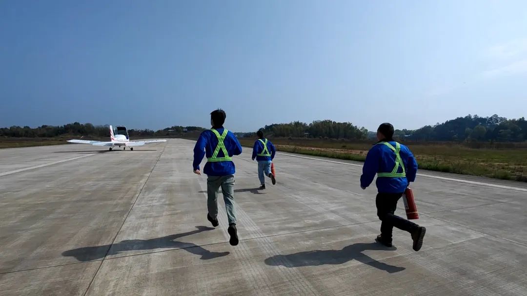 空地協(xié)同顯身手！湖南航空應急救援隊山河機組開(kāi)展特情處置應急演練