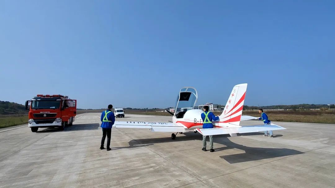 空地協(xié)同顯身手！湖南航空應急救援隊山河機組開(kāi)展特情處置應急演練