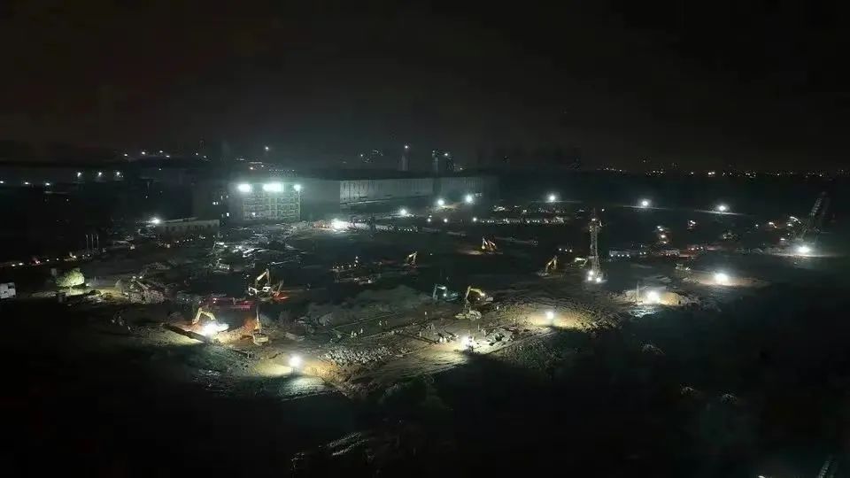 沖鋒一線(xiàn)顯擔當！山河智能挖掘機助力長(cháng)沙方艙醫院建設