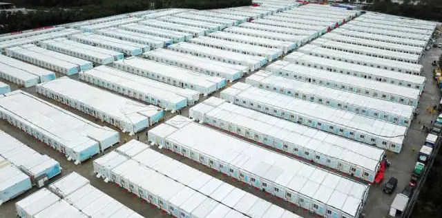 沖鋒一線(xiàn)顯擔當！山河智能挖掘機助力長(cháng)沙方艙醫院建設