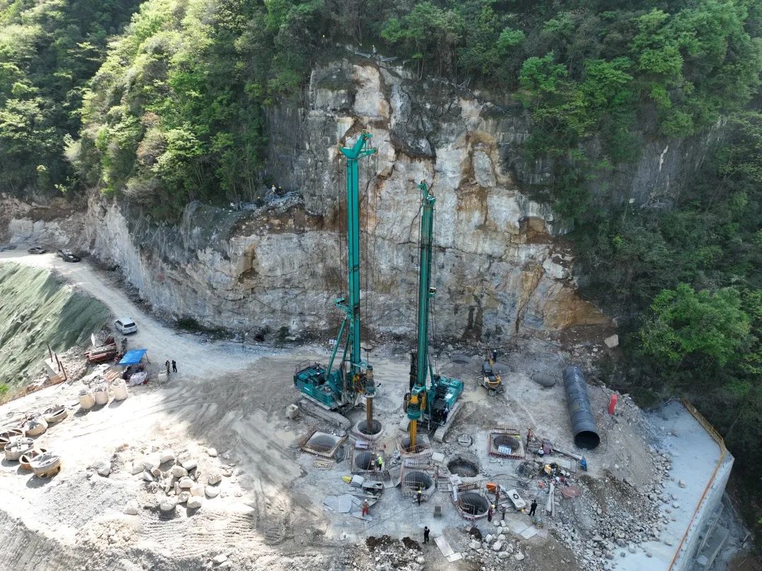 展現施工“奇效”！山河智能旋挖鉆機強勢助力爐慈高速公路建設