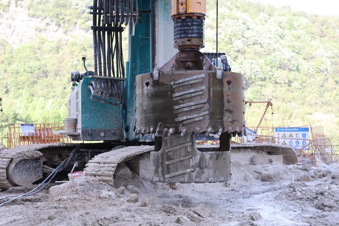 展現施工“奇效”！山河智能旋挖鉆機強勢助力爐慈高速公路建設