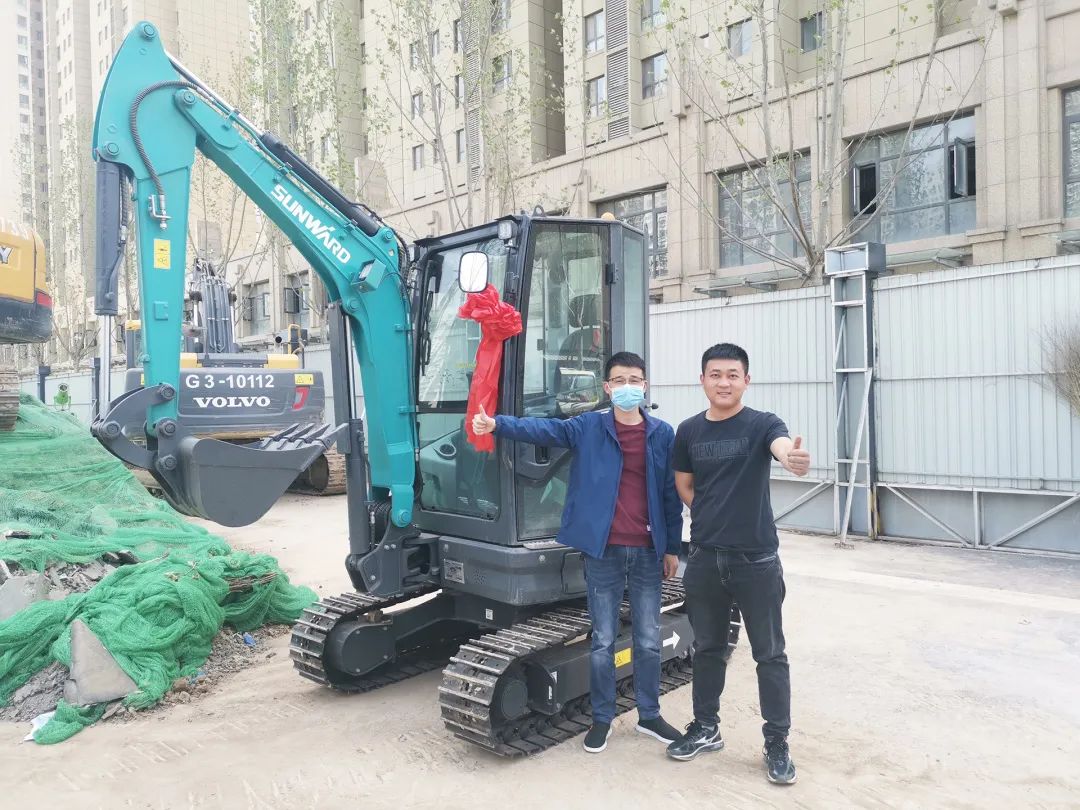 沖、沖、沖！帶您感受山河智能挖掘機火熱交機時(shí)刻