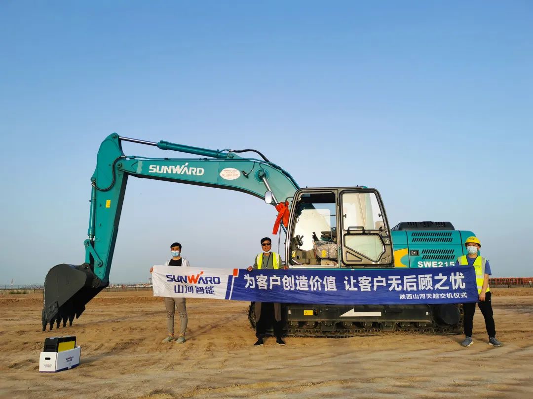 沖、沖、沖！帶您感受山河智能挖掘機火熱交機時(shí)刻