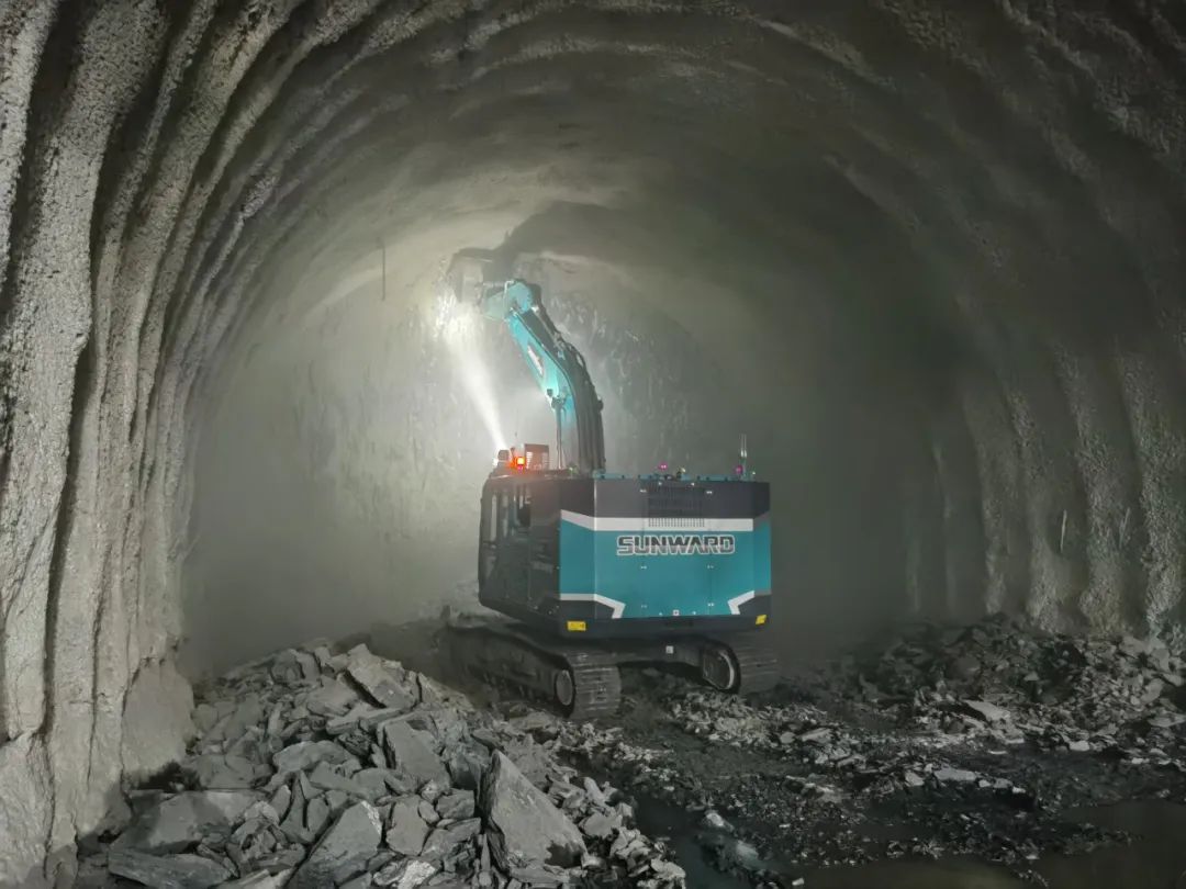 征戰川藏鐵路！山河智能新一代電動(dòng)挖掘機成功交付