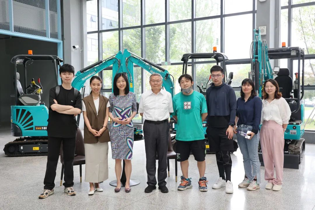 CGTN探廠(chǎng)！專(zhuān)訪(fǎng)山河智能董事長(cháng)、首席專(zhuān)家何清華花絮來(lái)了