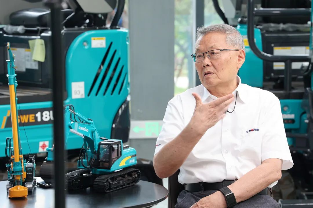 CGTN探廠(chǎng)！專(zhuān)訪(fǎng)山河智能董事長(cháng)、首席專(zhuān)家何清華花絮來(lái)了