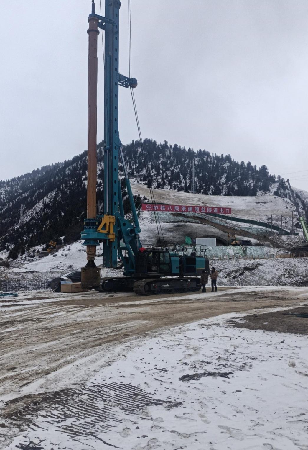 決戰“世界之巔”！山河智能旋挖鉆機實(shí)力助建川藏鐵路