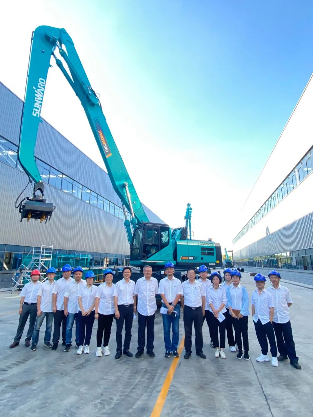 作業(yè)幅度達18米，山河智能首臺輪式抓料機成功下線(xiàn)