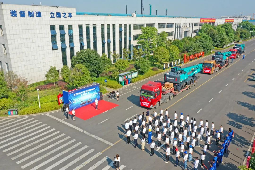 攜手山東匯誠助力我國港口建設！山河智能港口抓料機成功批量交付