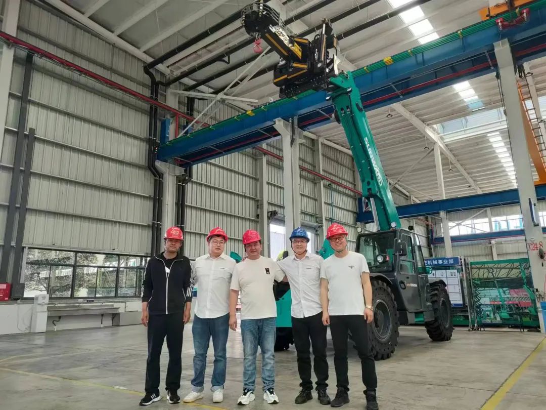 獨家定制！山河智能油缸更換機器人順利下線(xiàn)
