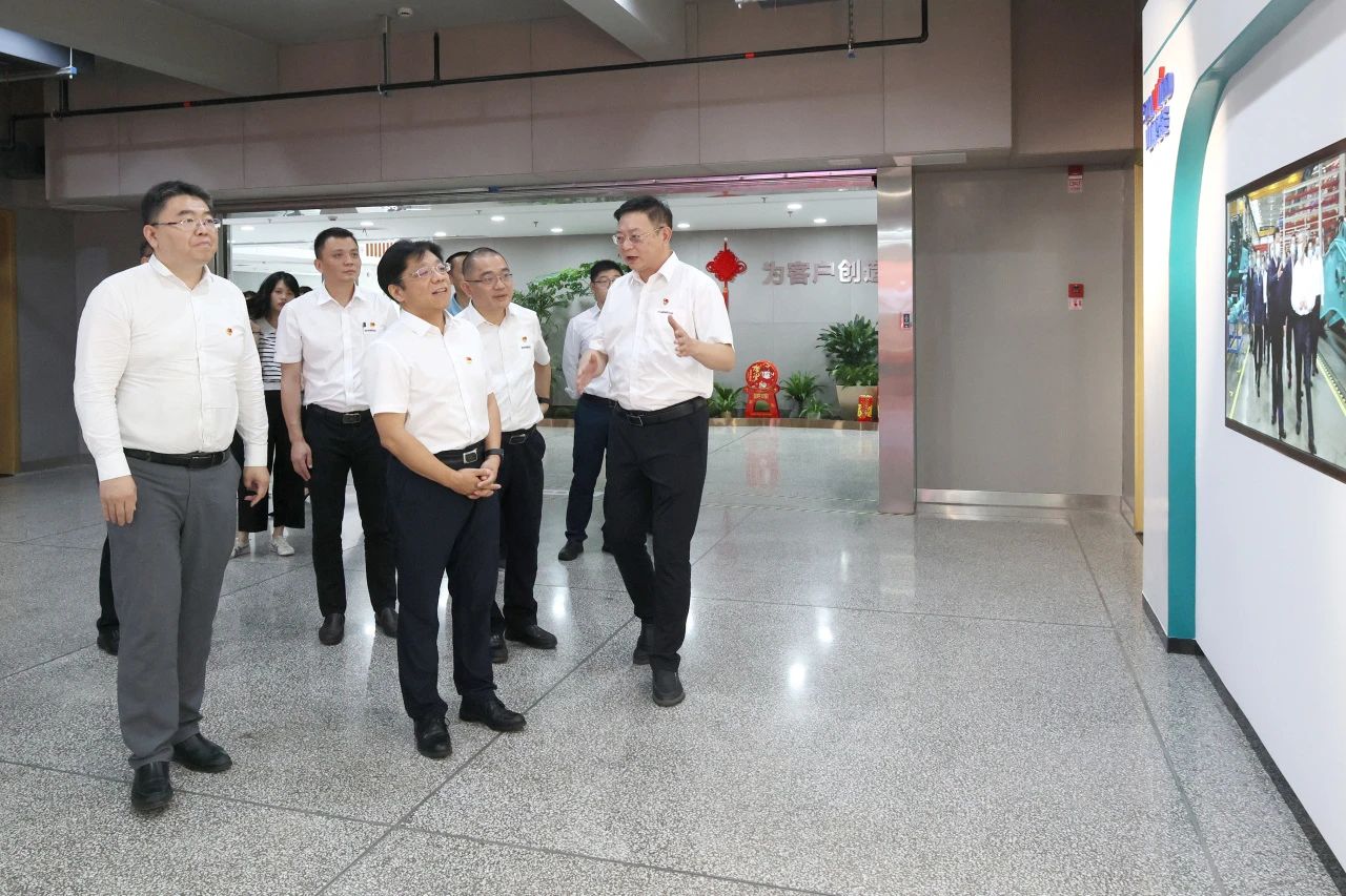 中國進(jìn)出口銀行總行黨委委員、副行長(cháng)李鈞一行調研山河智能