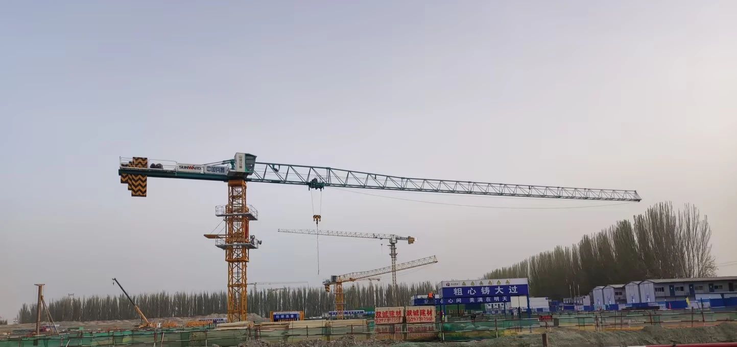 天山腳下的畫(huà)師！山河江麓群塔援疆建設新景色