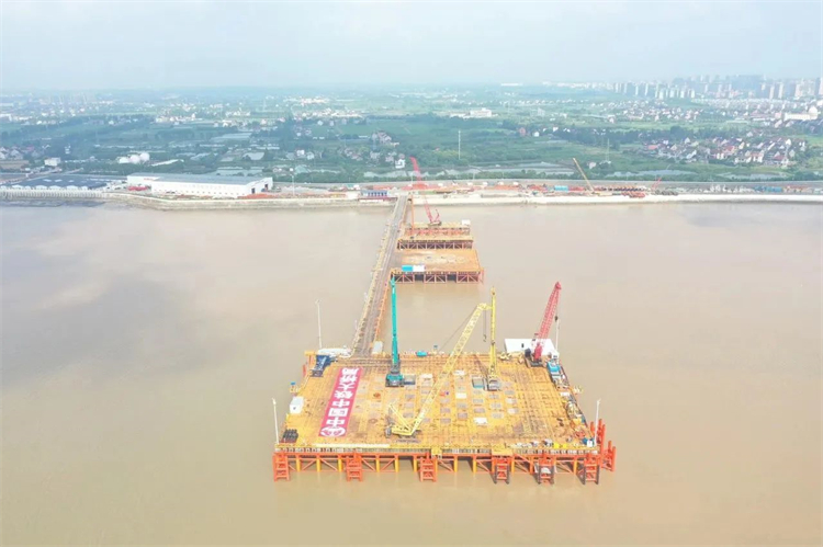 再戰世界級工程！山河智能超級旋挖鉆機SWDM800H助建杭州灣跨海鐵路橋項目