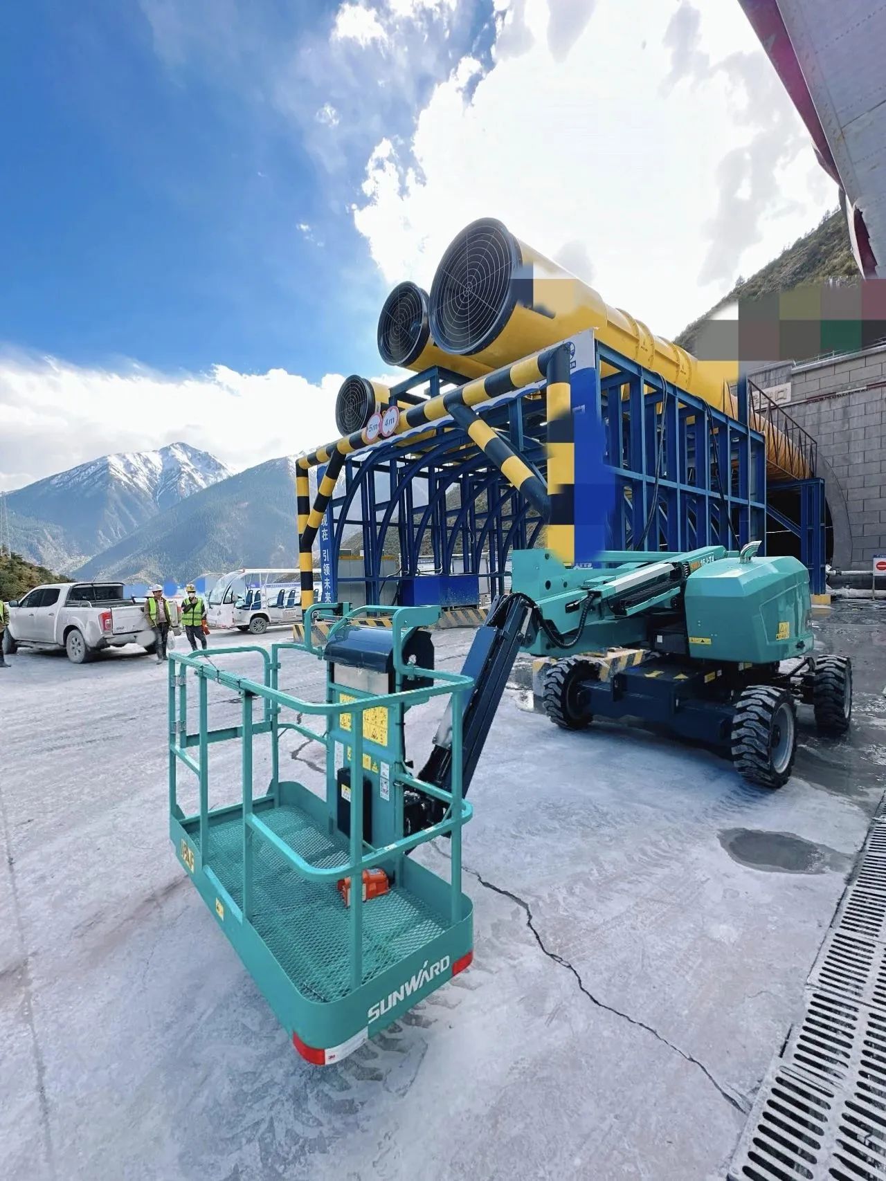 不懼高海拔挑戰！山河智能高空機械實(shí)力助建川藏鐵路