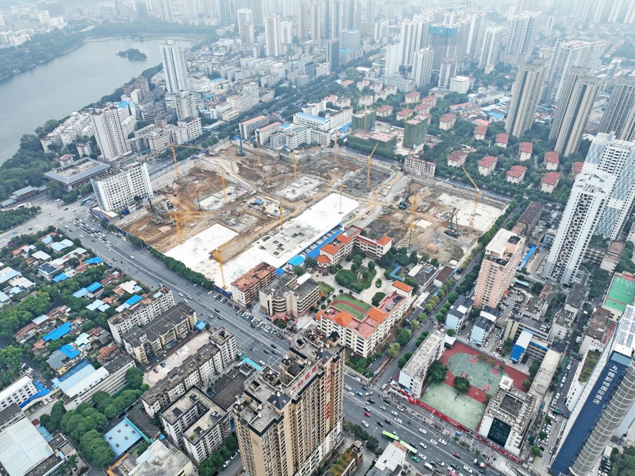 “綠巨人”顯神威！山河智能引孔式靜力壓樁機助建“綠城”南寧民生項目