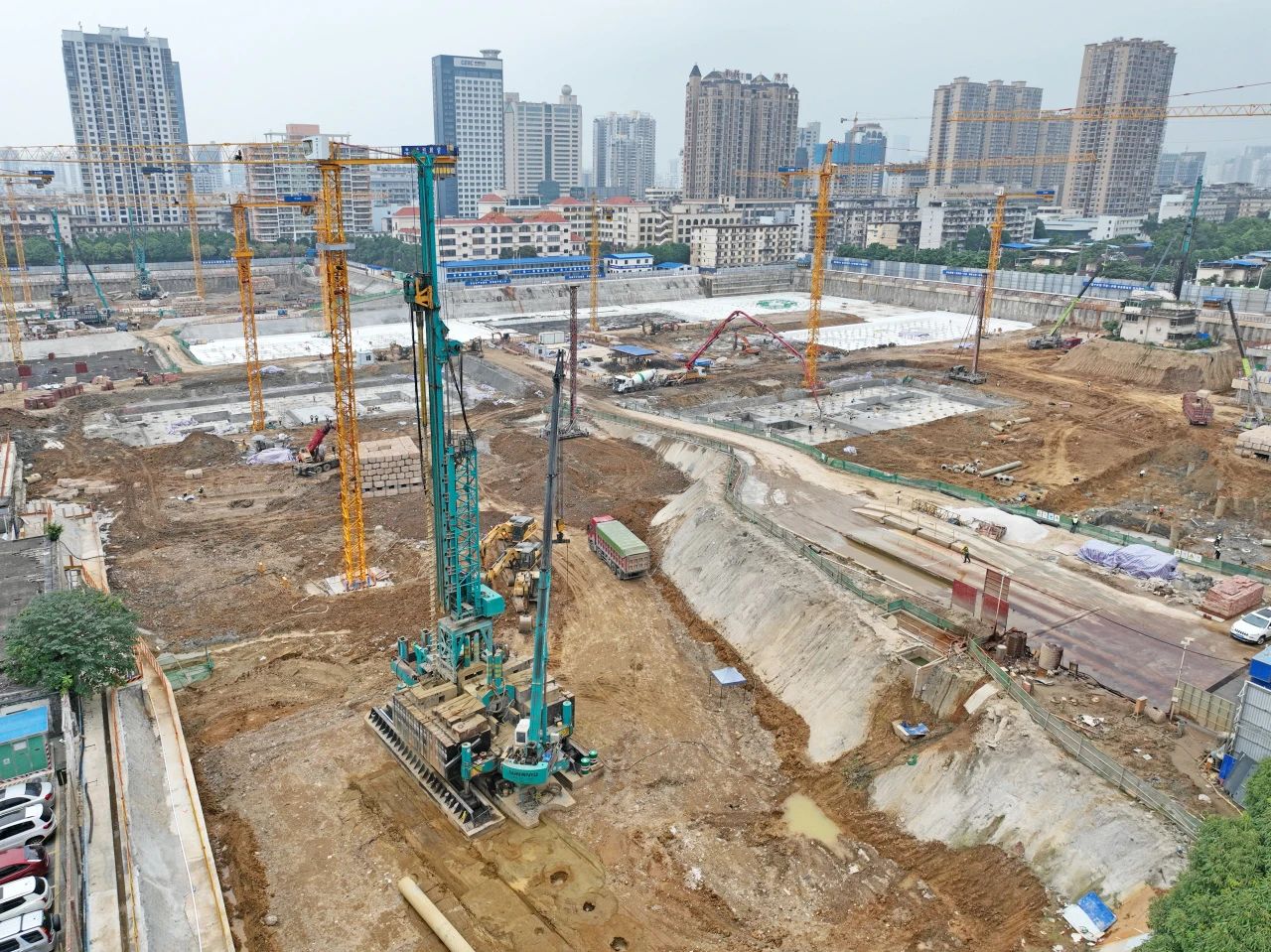 “綠巨人”顯神威！山河智能引孔式靜力壓樁機助建“綠城”南寧民生項目