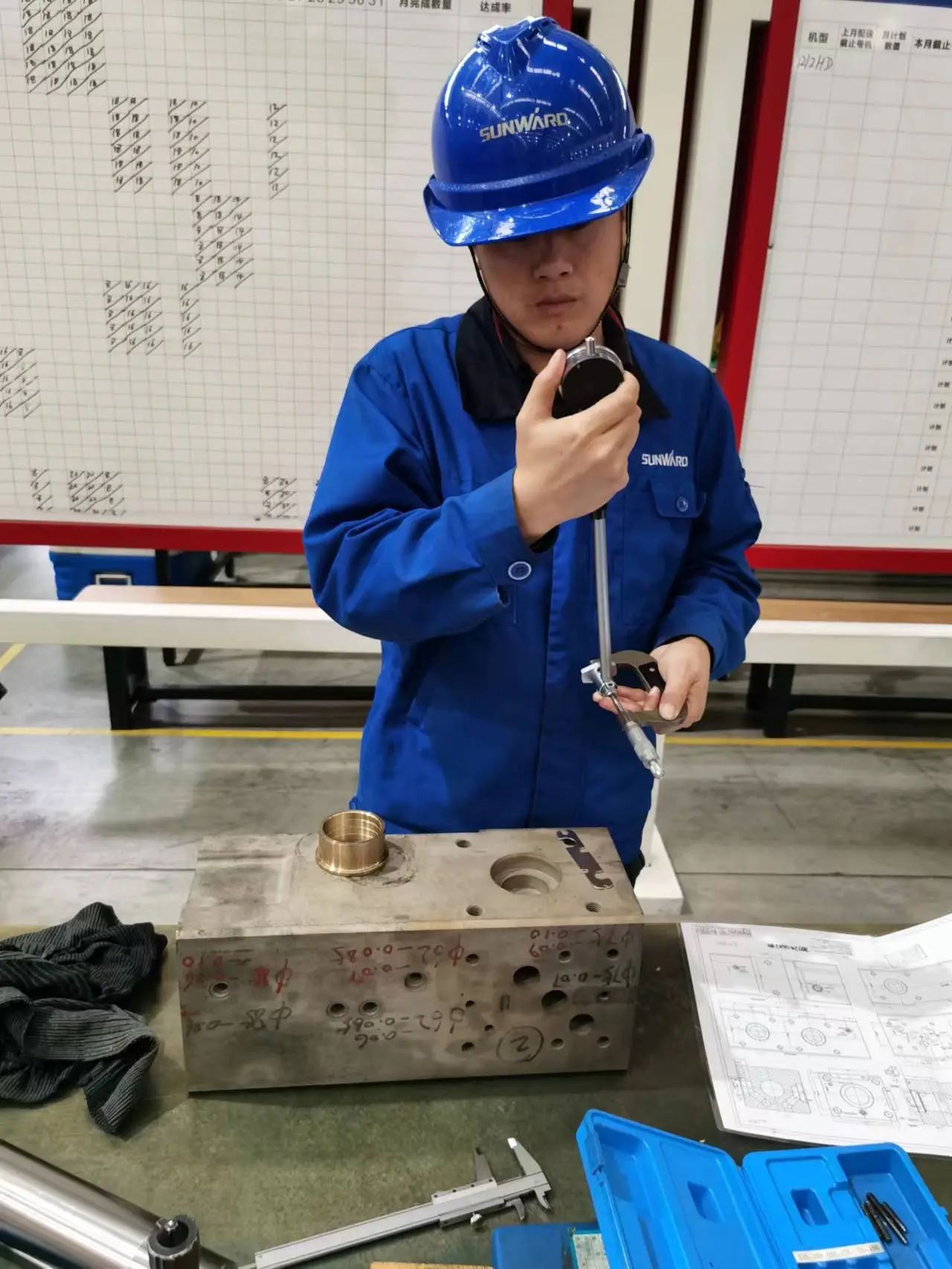 看山河工匠們如何用一雙巧手“拿捏”工作、創(chuàng  )造“奇跡”