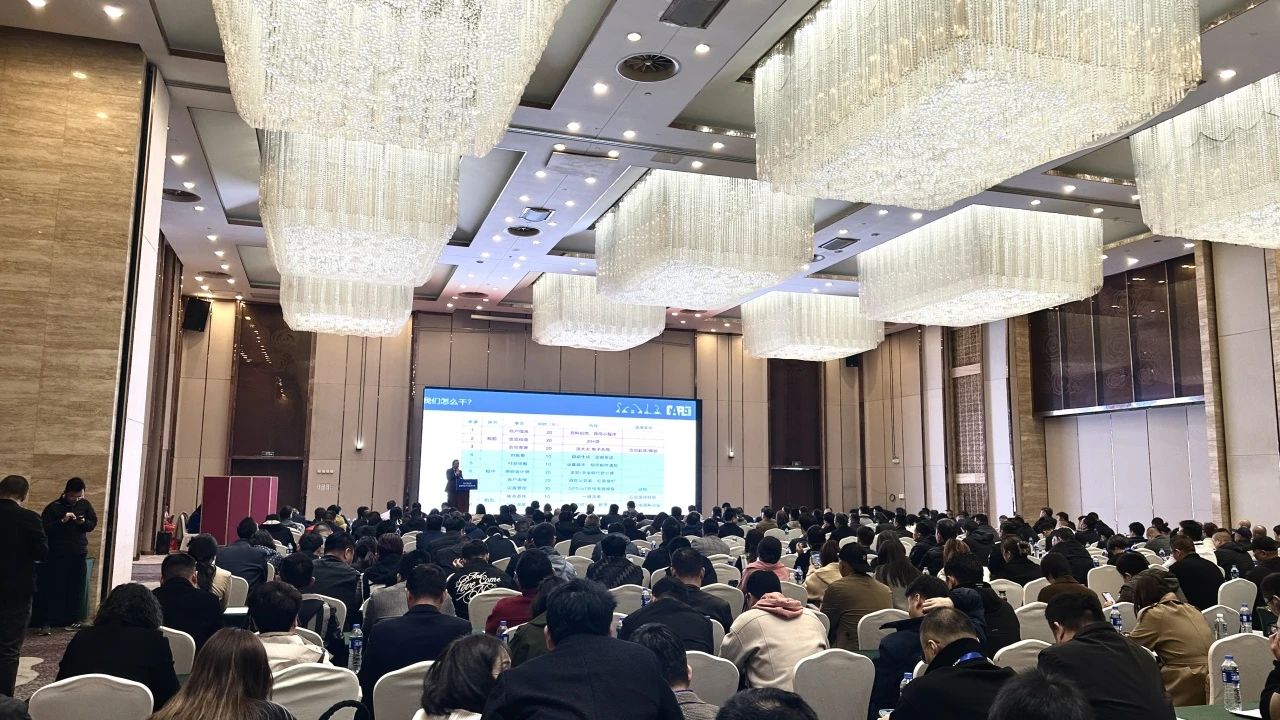 “爆品”來(lái)襲，簽單不斷！ 山河智能盛裝亮相第八屆全國高空作業(yè)平臺租賃大會(huì )