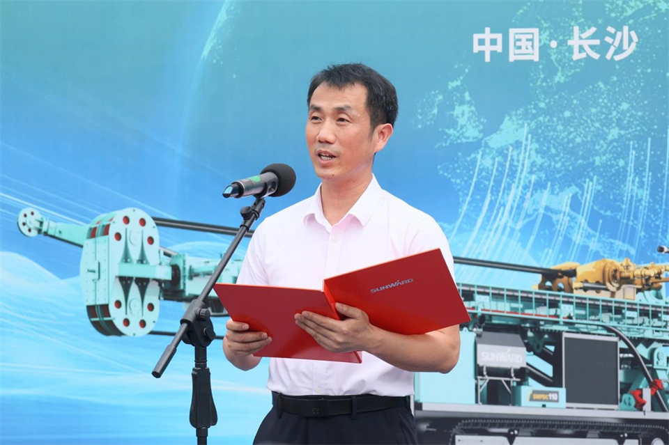 引領(lǐng)綠色科技新篇章！山河智能新能源鉆機成功交付