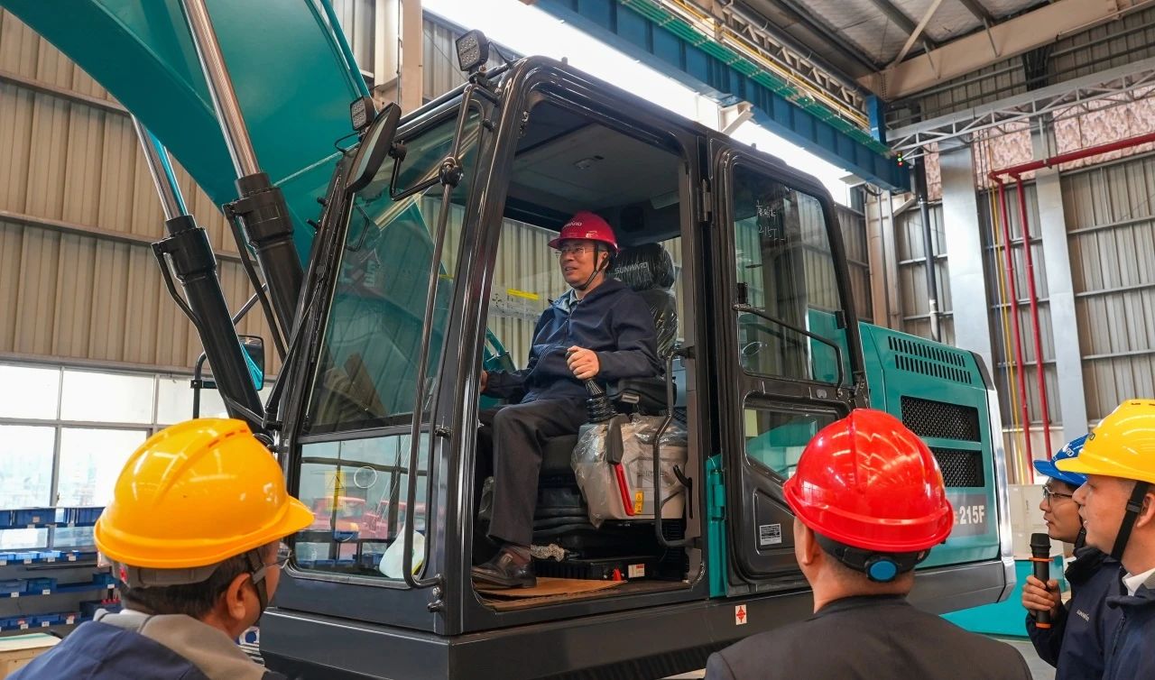 聚焦市場(chǎng)需求，山河智能三款精品工程液壓挖掘機成功下線(xiàn)
